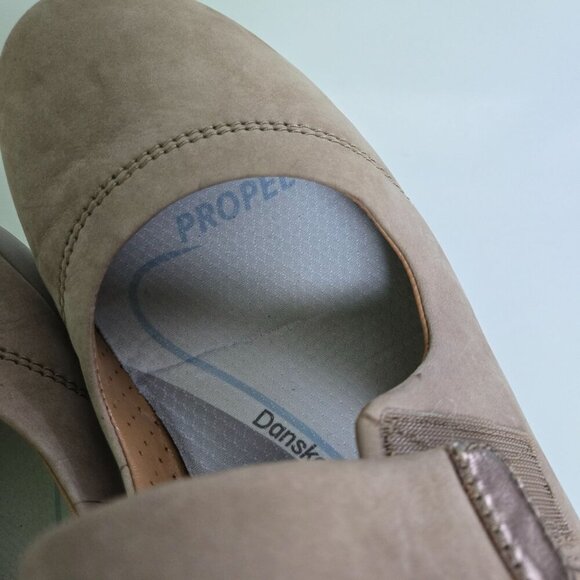 Clarks Un Adorn Nubuck Suede Neutral Beige Mary Jane Comfort Shoe Size 9M - Picture 10 of 13